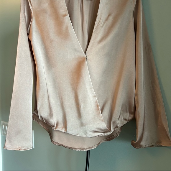 NWT SEEK BY LF
V-NECK POPOVER BLOUSE - Picture 3 of 7